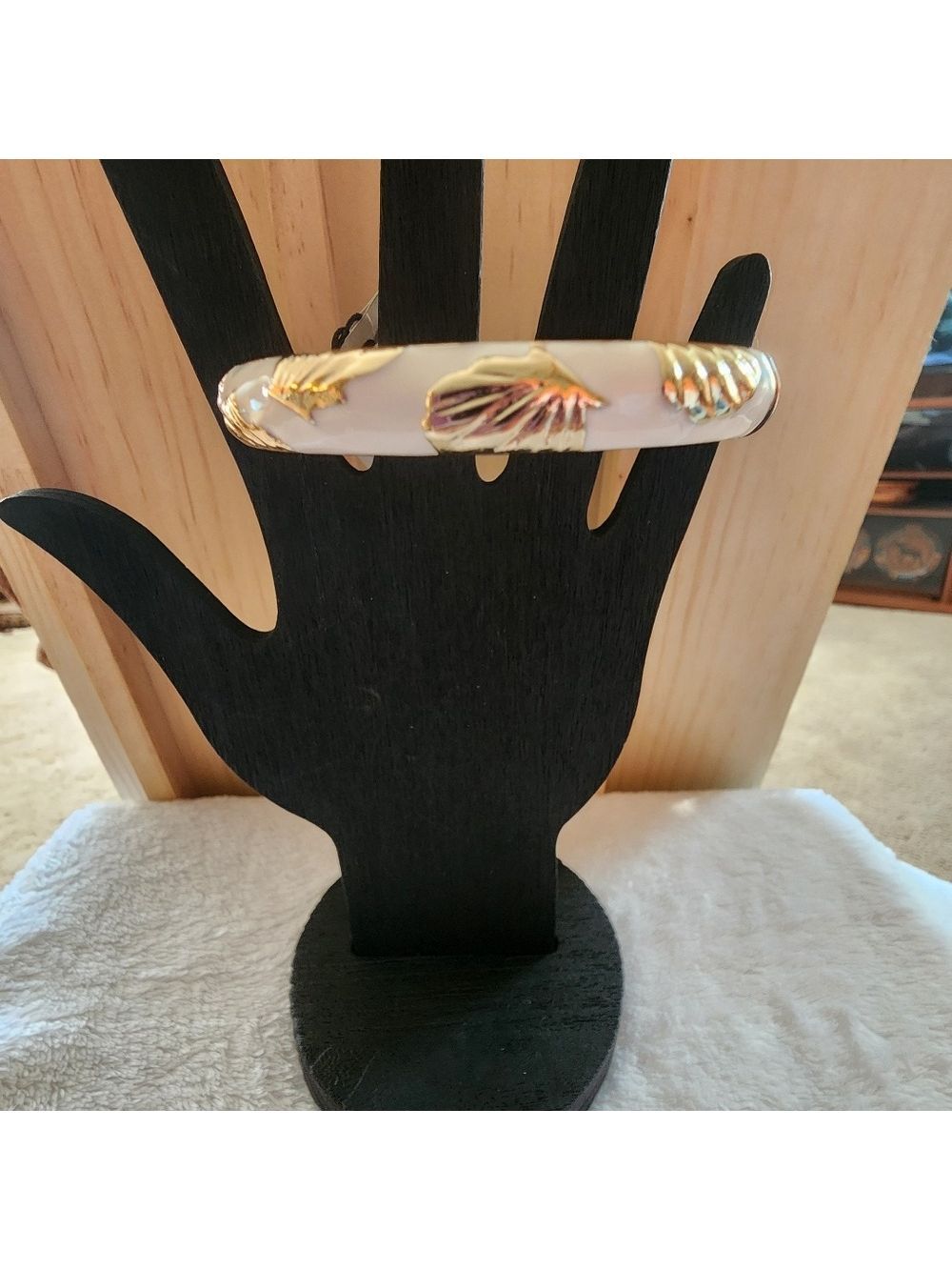 STUNNING Sequin™ White Enamel & Gold-Tone Leaf Motif Hinged Bangle Bracelet NWT